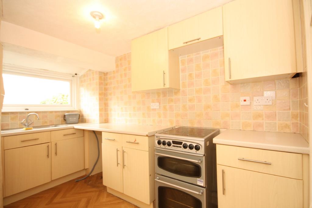 Lot: 79 - TERRACE HOUSE FOR INVESTMENT - Kitchen